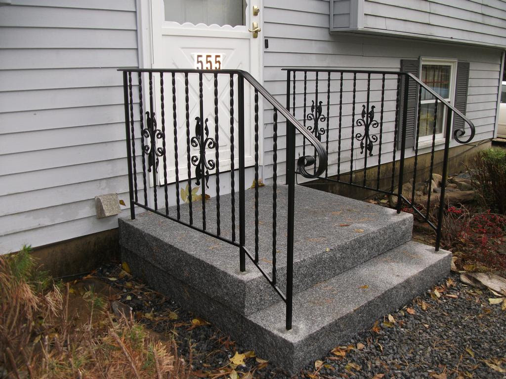 Rail w/ twisted pickets