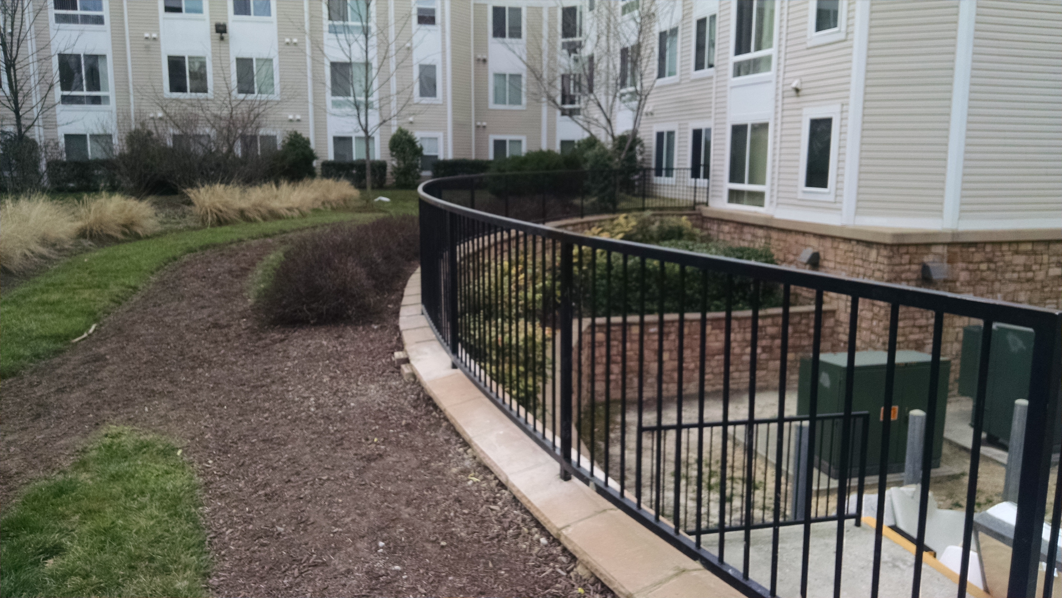 Retaining wall rail