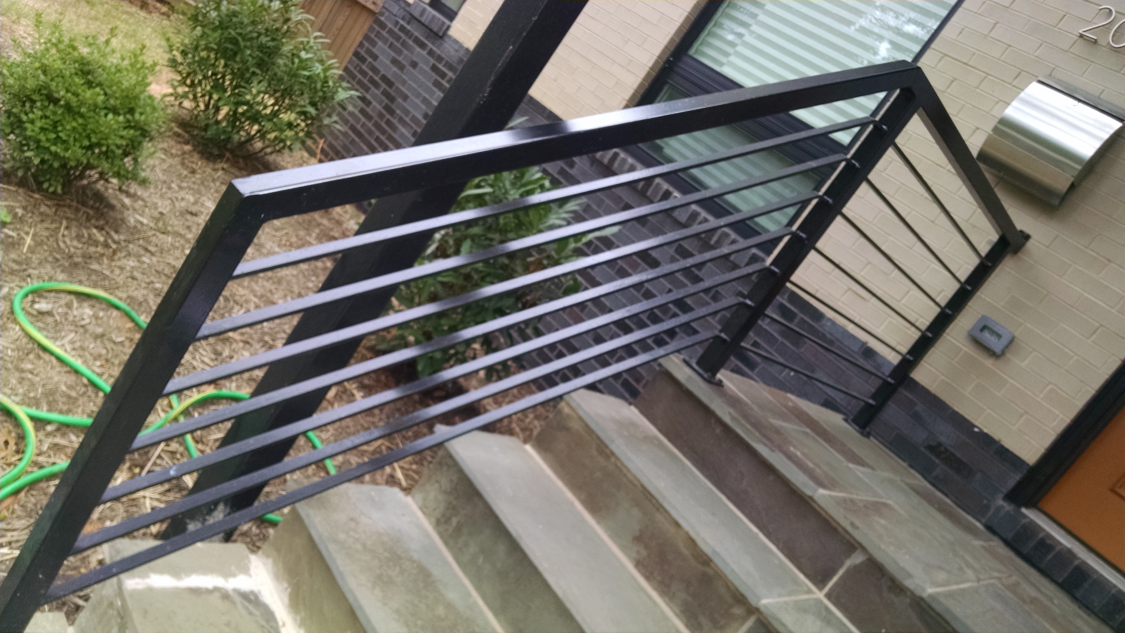 Rail with horizontal bars