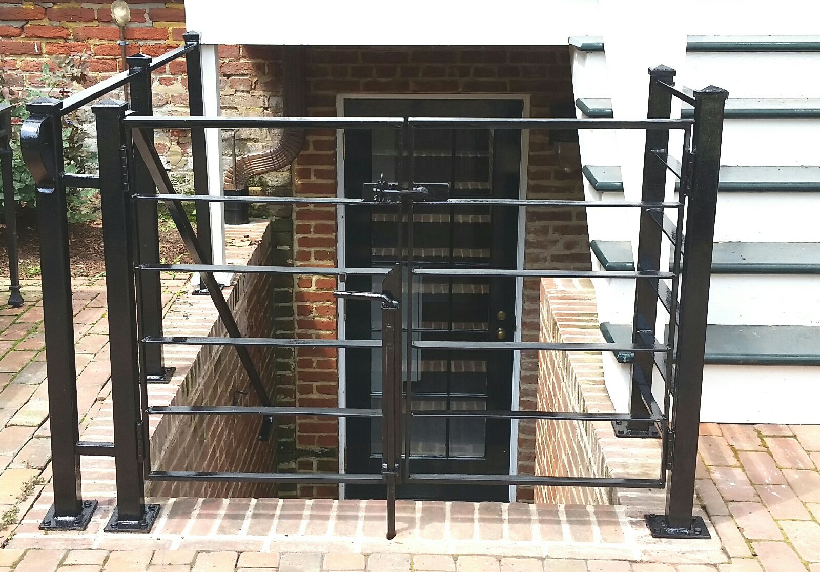 Gate with horizontal bars