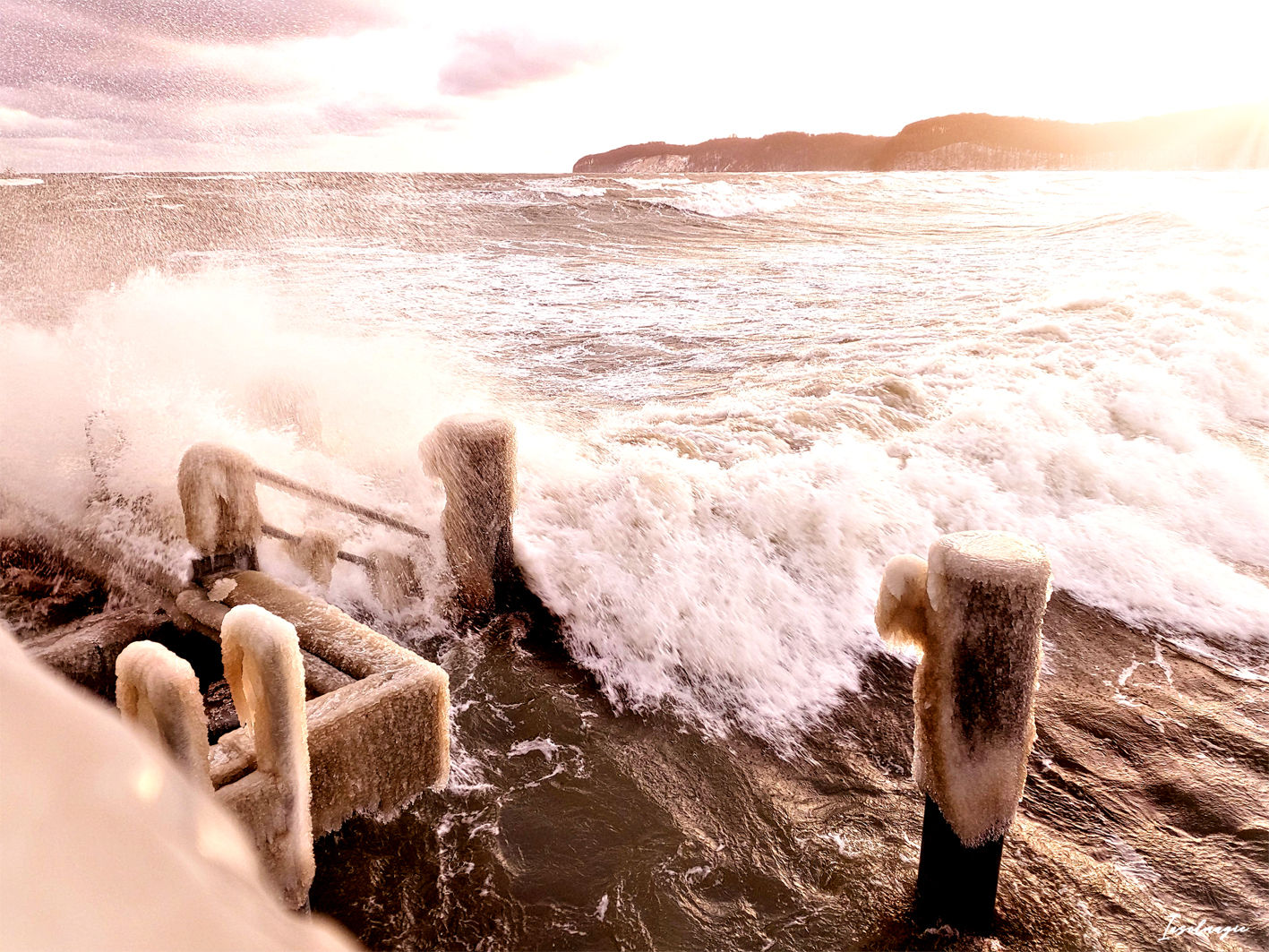Nr.241 Blick von der Seebrücke in Binz bei stürmischer See im Winter