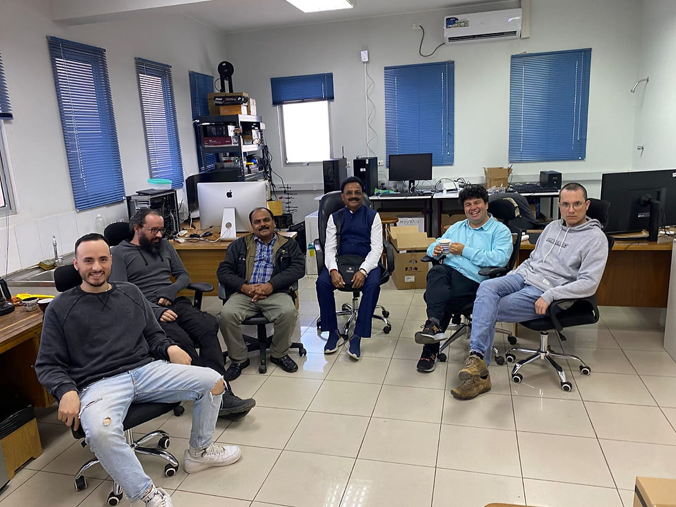 Izquierda a derecha, el Doctorante  Camilo Castro, el Dr Allison Teixeira, Prof. Dr. Ulavathi Mahabaleshwar, el Prof. Dr. Basavantappa Kumbar, Dr. David Laroze  y El Dr. Ignacio Piwonka. En el Laboratorio de simulación y modelamiento matemático del IAI, Hora del almuerzo.