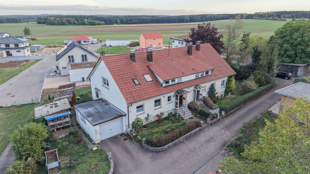 Doppelhaushälfte mit zwei Wohneinheiten, Terrasse und vielseitigen Nebenflächen – Foto 3