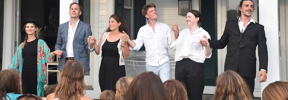 summer outdoor theatre twelfth night shakespeare actors bowing to audience in a garden