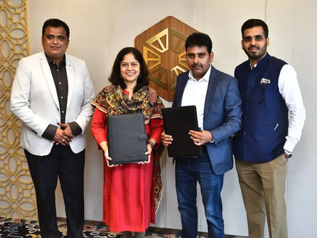 Vivek Dhingra of investloft with the IHCL team and the owner at the signing of the 215-key Gateway by IHCL Gomti Nagar, Lucknow