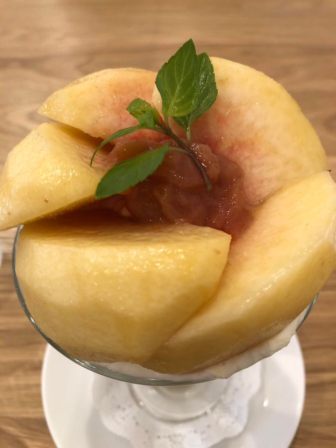 秋元康さんもお好きだというフルーツパーラーで桃のパフェ