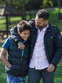 La transición adolescente. Vínculo con los padres y con los iguales.