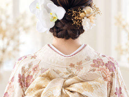 大きなお花を一輪? 小花を集める? 髪飾りの見え方の違い