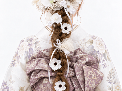 白い振袖に、白い髪飾りを合わせる?色を添える?