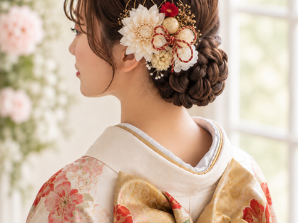 低めシニヨンの髪飾り。片側・お団子に沿って・両サイド、どう飾る?