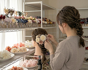 髪飾り専門店Wakaで髪飾りの花をマネキンに配置