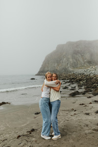 mom and daughter hugging senior portrait