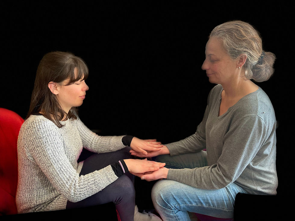 Exercice de connexion entre deux participantes d'un stage de communication animale sensorielle
