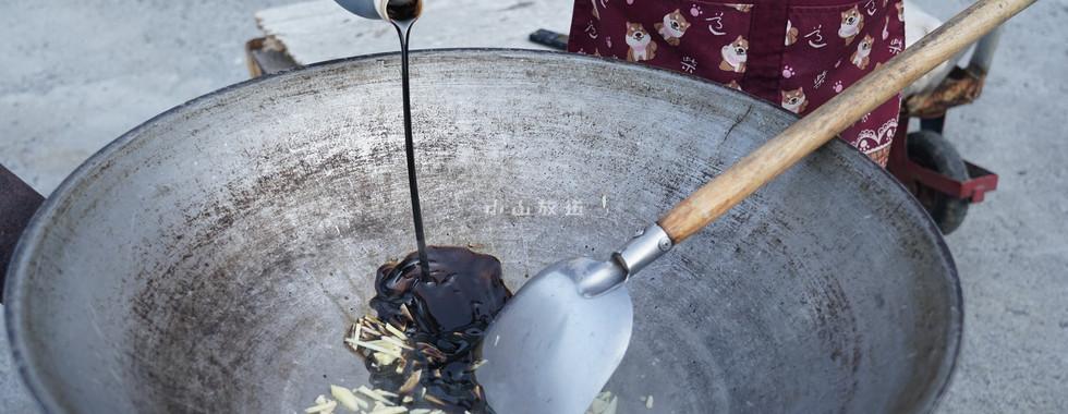炒香薑絲,加入麻油