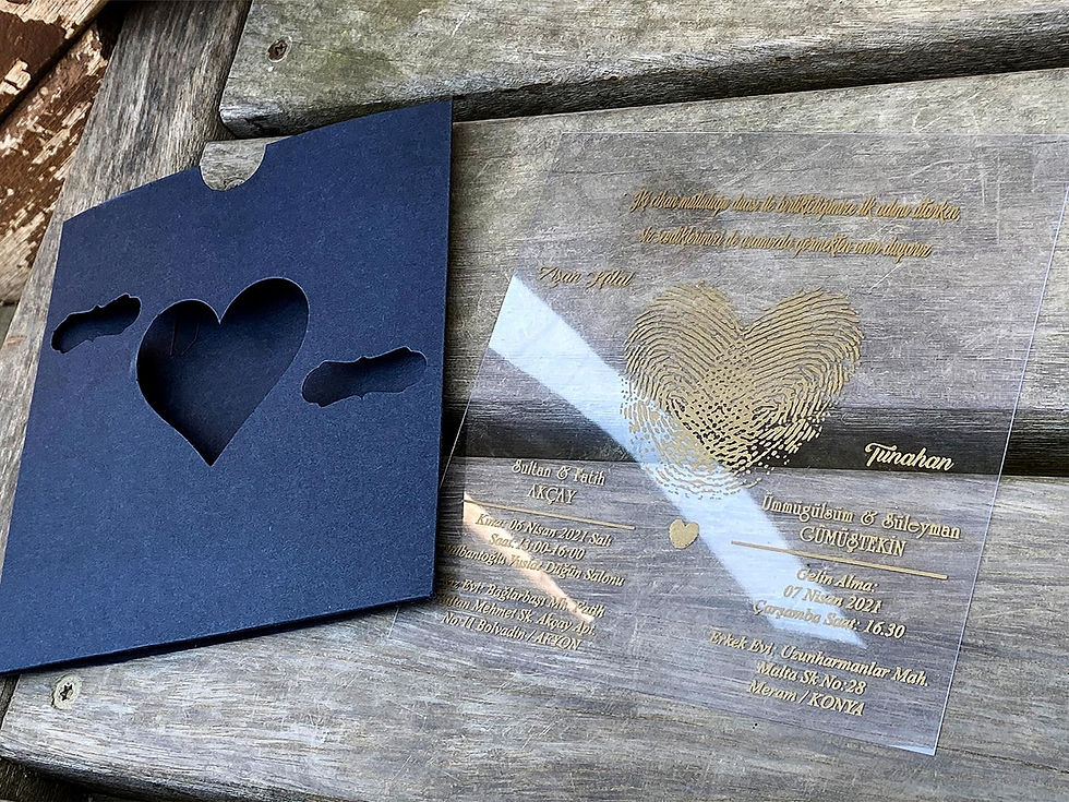 Thumbnail: faire part mariage classique élégant pochette noire avec motif doré cœur