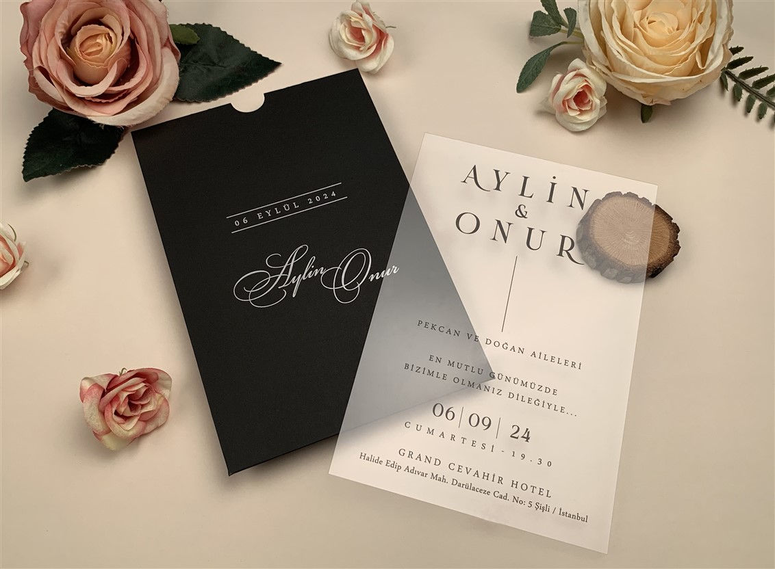 invitation mariage acrylique transparente minimaliste avec enveloppe noire élégante