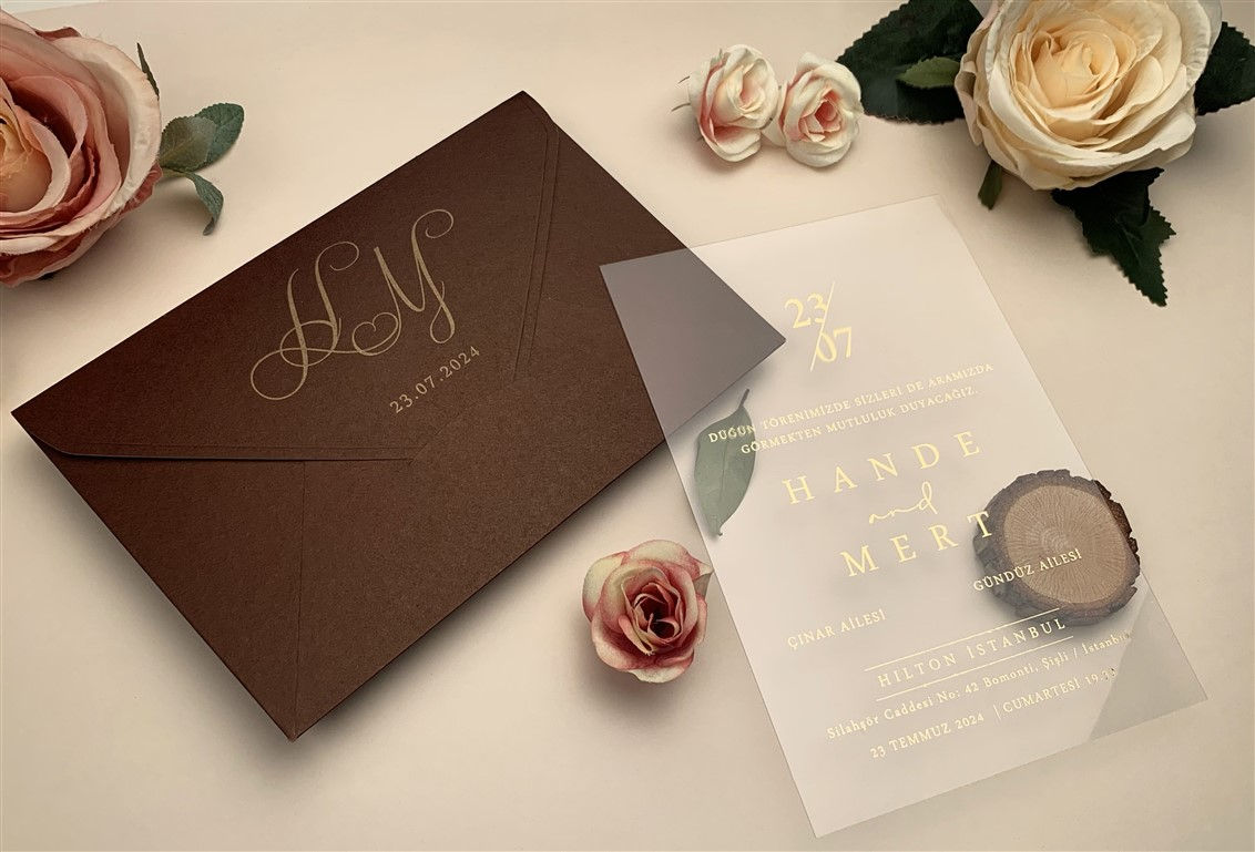 carte d’invitation mariage acrylique transparente avec enveloppe brune chocolat et texte doré