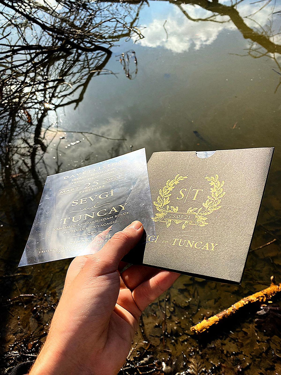 faire part mariage acrylique transparent doré avec pochette noire luxueuse