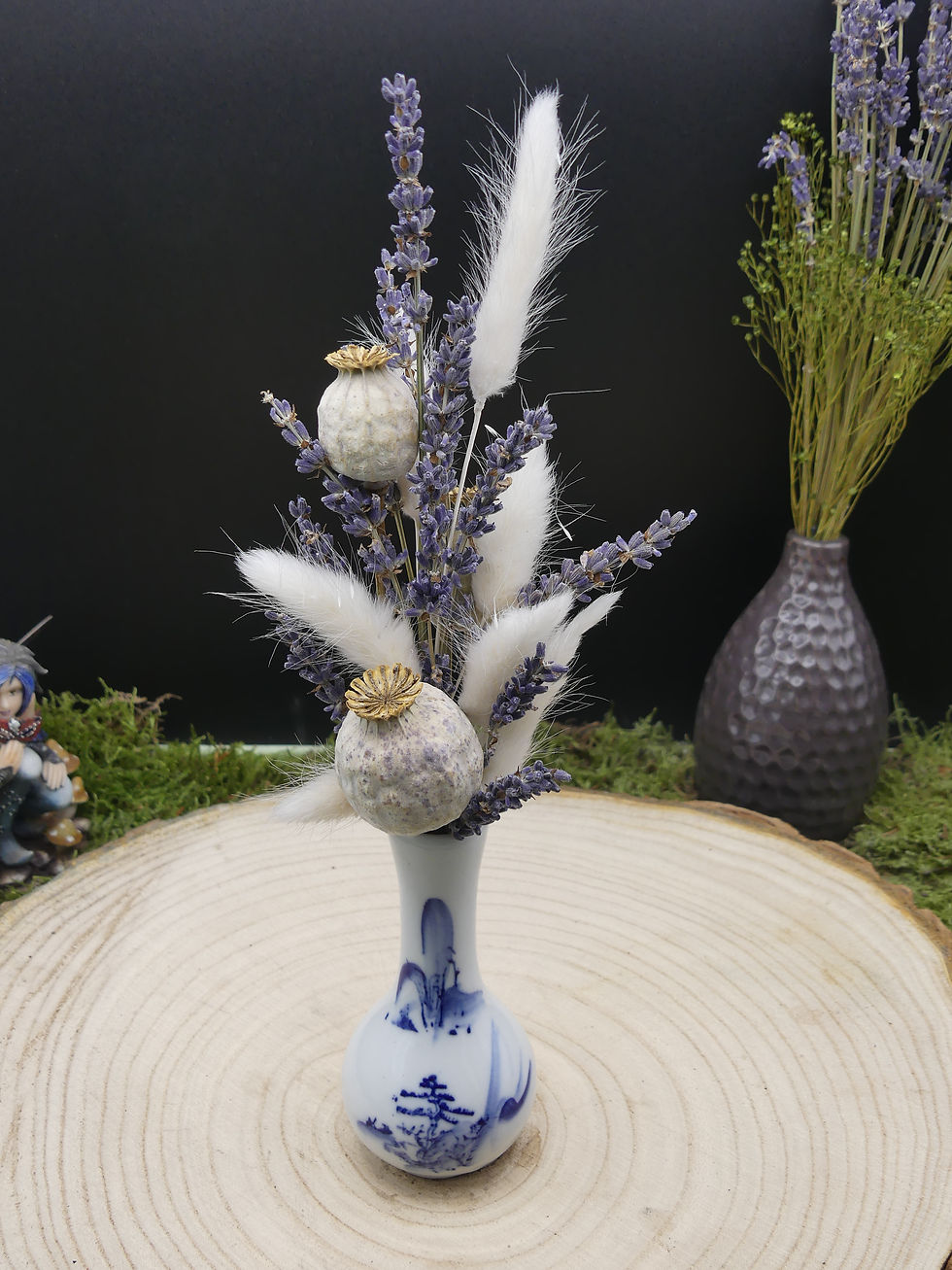 Petit bouquet sec: lavande, pavots blancs, plumes