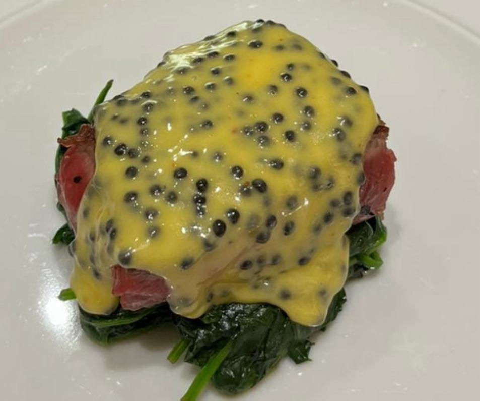 Pavé de bœuf rôti, sauce Hollandaise aux œufs de harengs, tombée de pousses d’épinards à la plancha