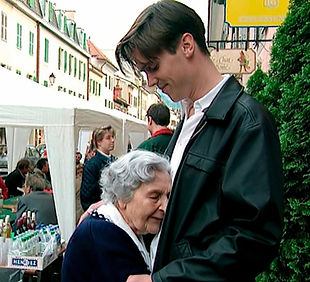 Strassenszene mit Stéphane Riethauser und seiner Grossmutter