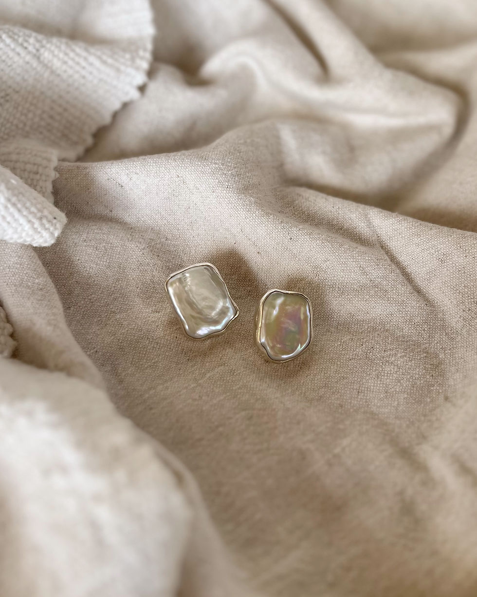Thumbnail: PEARL EARRING