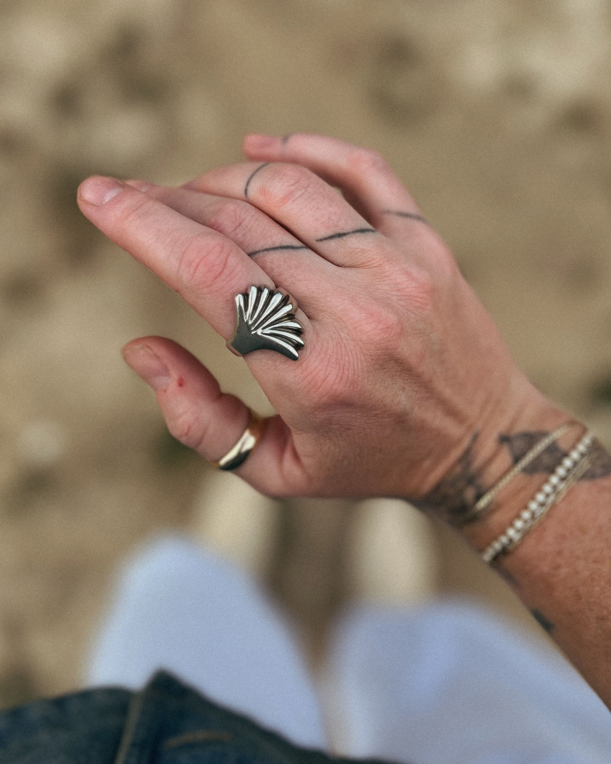 VINTAGE CLAM SHELL RING • Sz 9.25