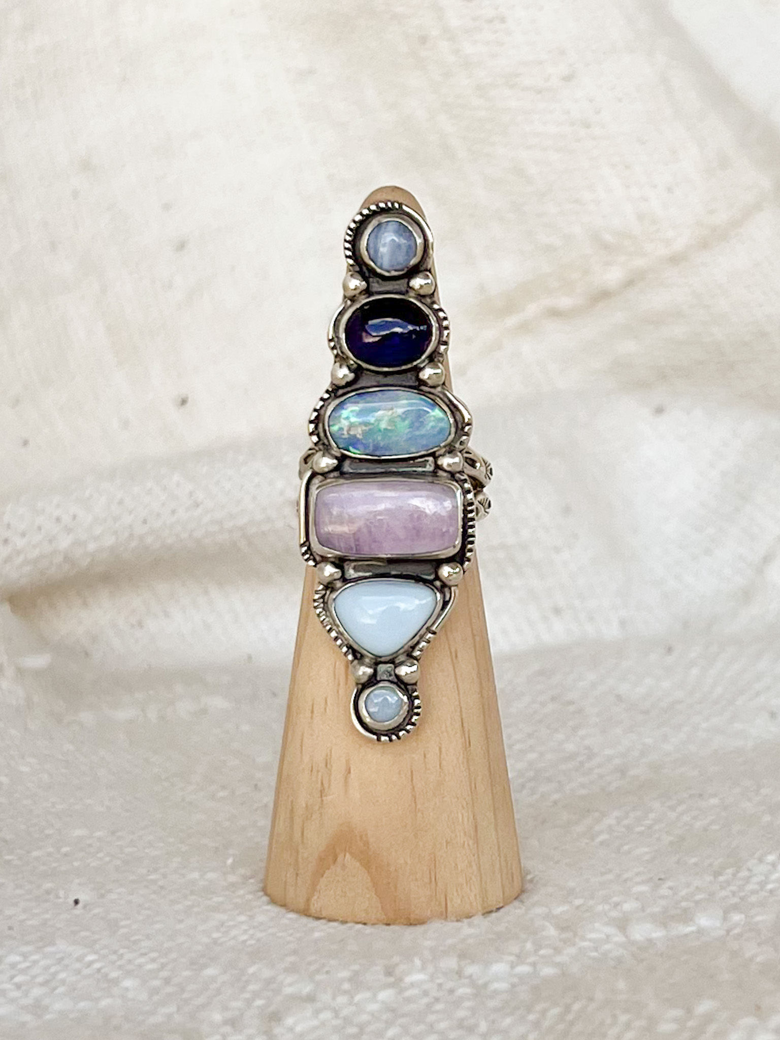 CAIRN RING No. 091 • Sz 7.75