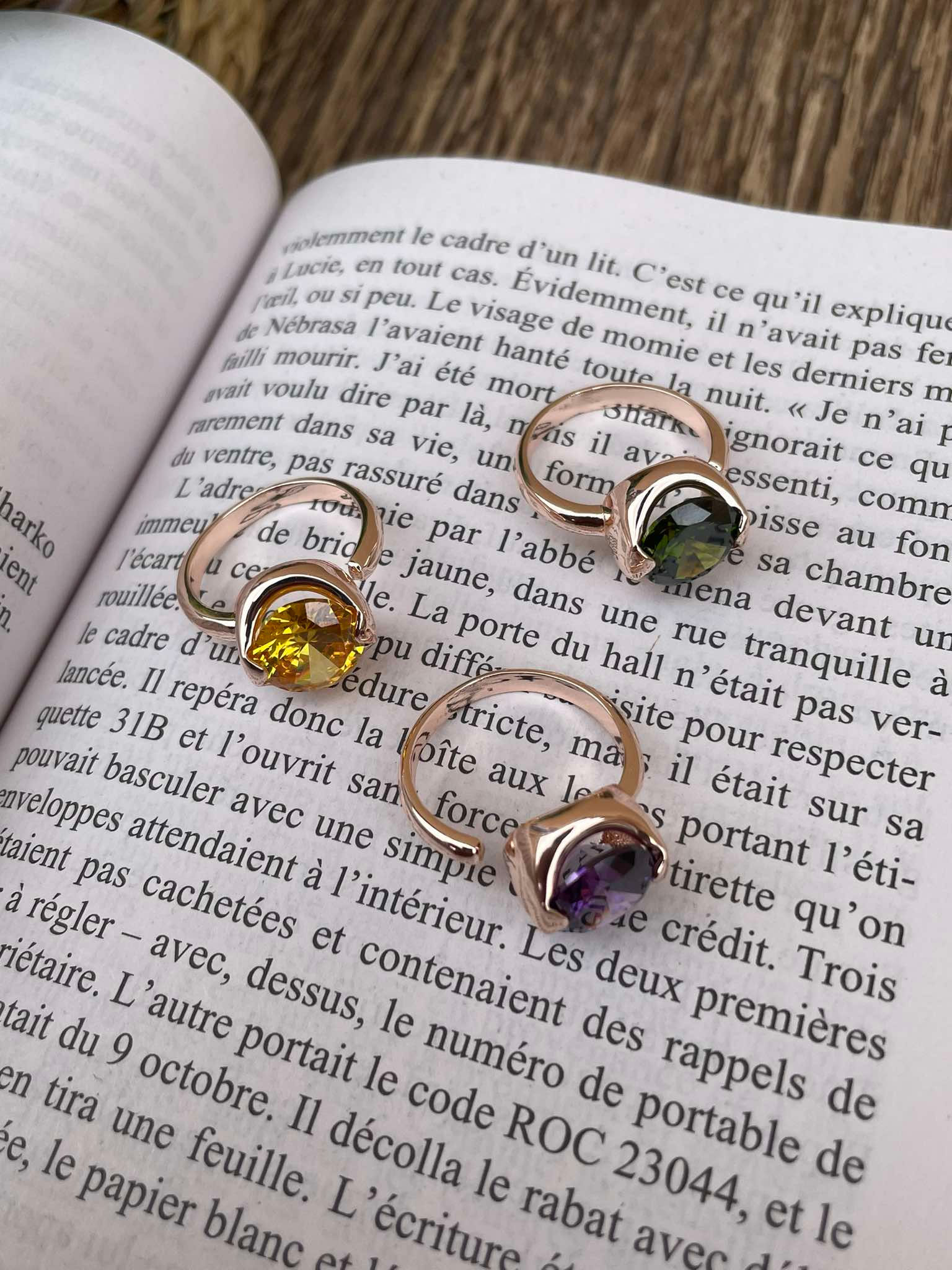 Bagues rosées avec pierres mauve jaune ou verte