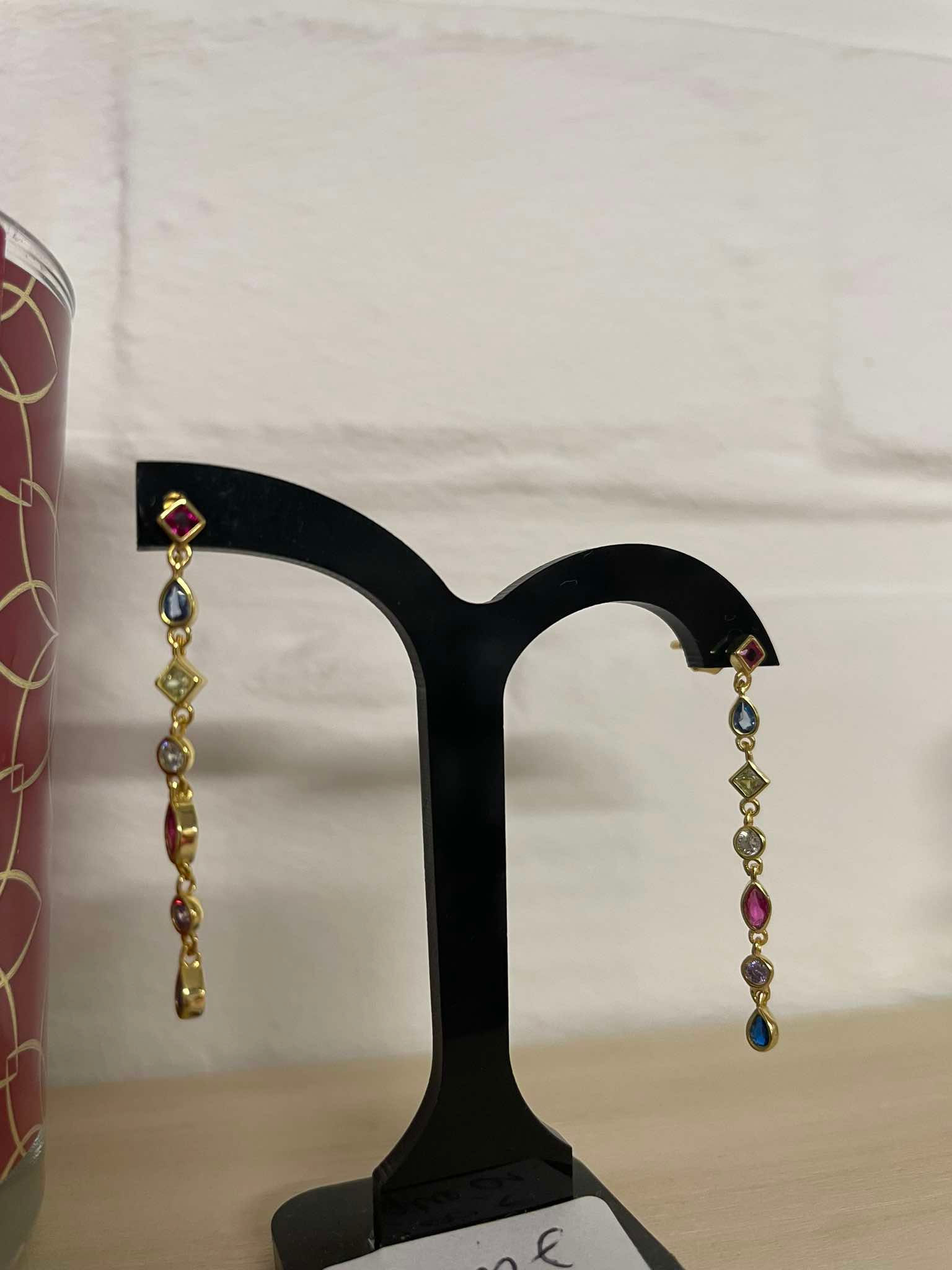 Boucles d'oreilles pendantes avec pierres colorées 