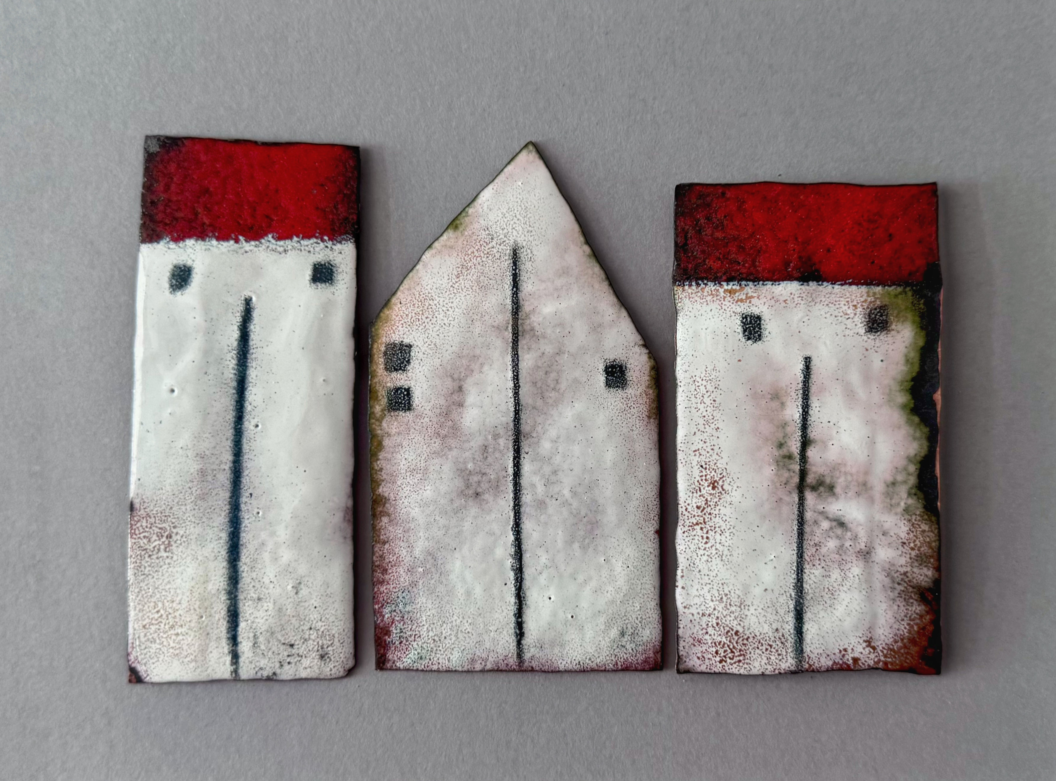Maisons blanches au matin rouge - tableau en cuivre émaillé
