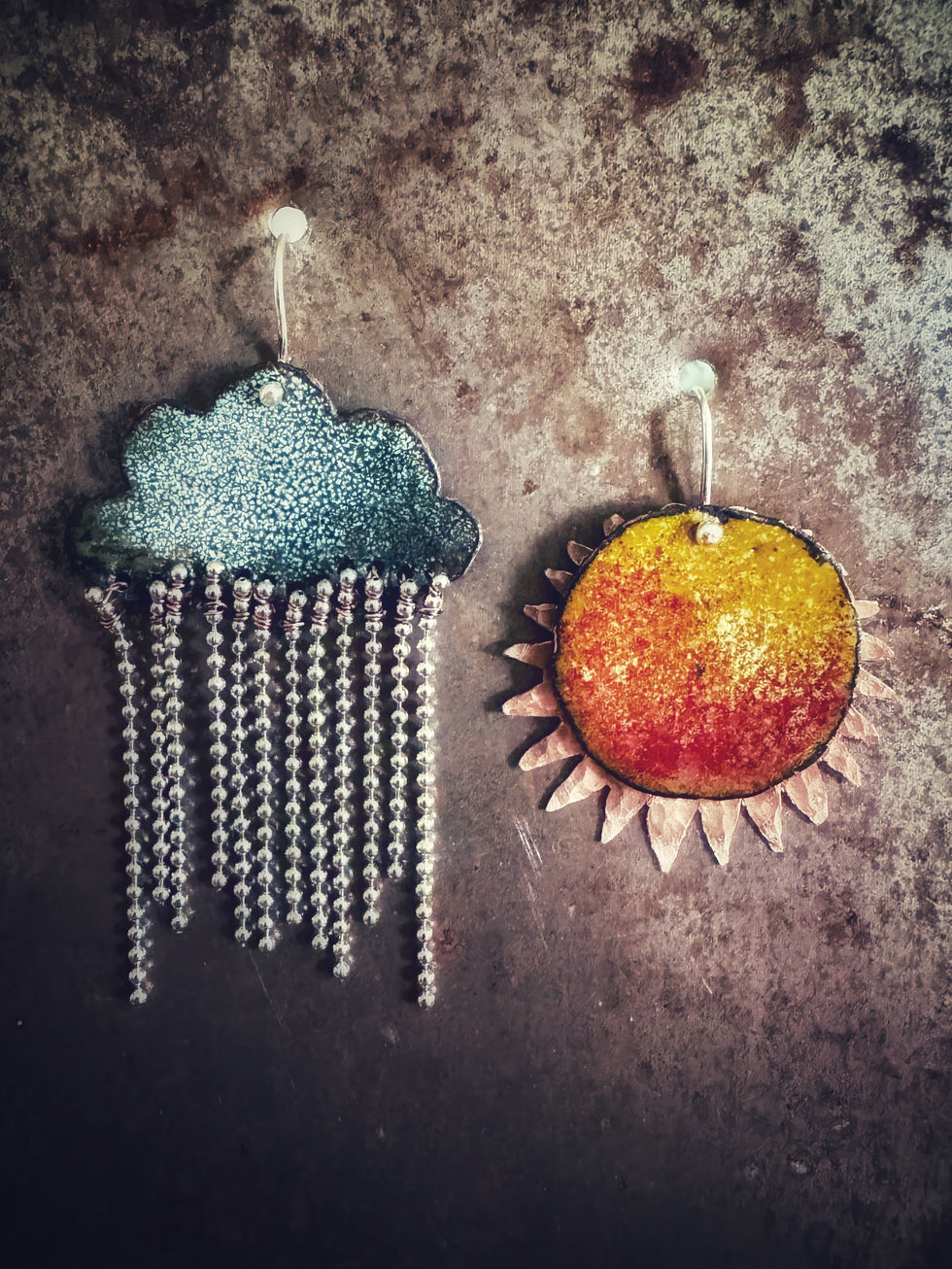 Boucles d'oreilles émaux sur cuivre
Or ou Argent
Emaux Emoi Jura