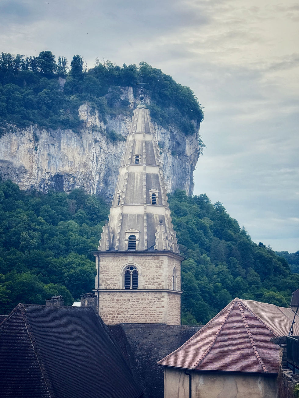 Dans l’ombre des pierres, la lumière du geste