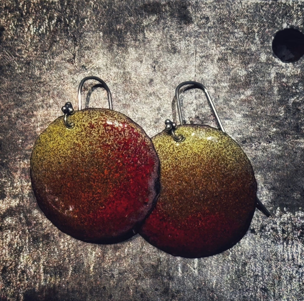 Boucles d'oreilles émaux sur cuivre
Or ou Argent
Emaux Emoi Jura