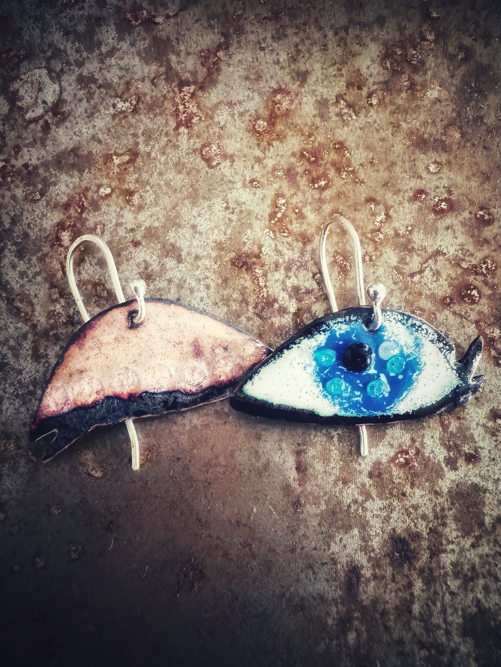 Boucles d'oreilles émaux sur cuivre
Or ou Argent
Emaux Emoi Jura