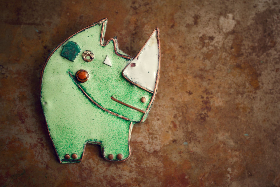 Miniature : AMANI — Broche rhinocéros noir en cuivre émaillé - Le Bestiaire