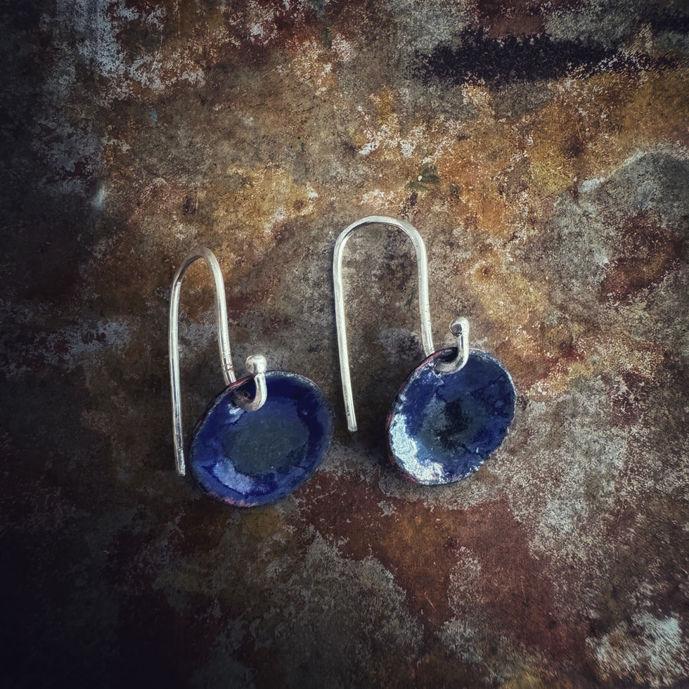 Boucles d'oreilles émaux sur cuivre
Or ou Argent
Emaux Emoi Jura