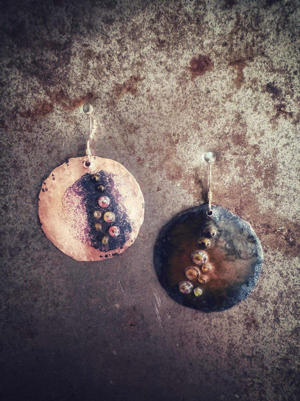 Boucles d'oreilles émaux sur cuivre
Or ou Argent
Emaux Emoi Jura