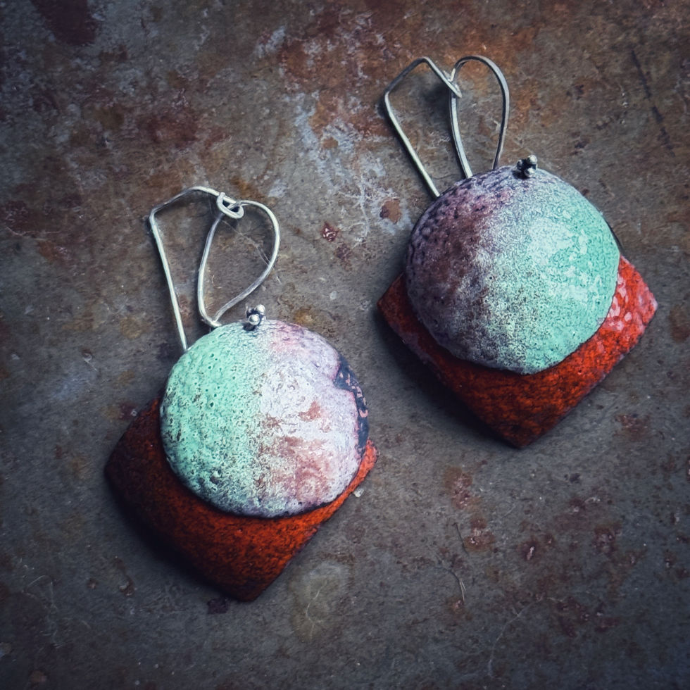 Boucles d'oreilles émaux sur cuivre
Or ou Argent
Emaux Emoi Jura