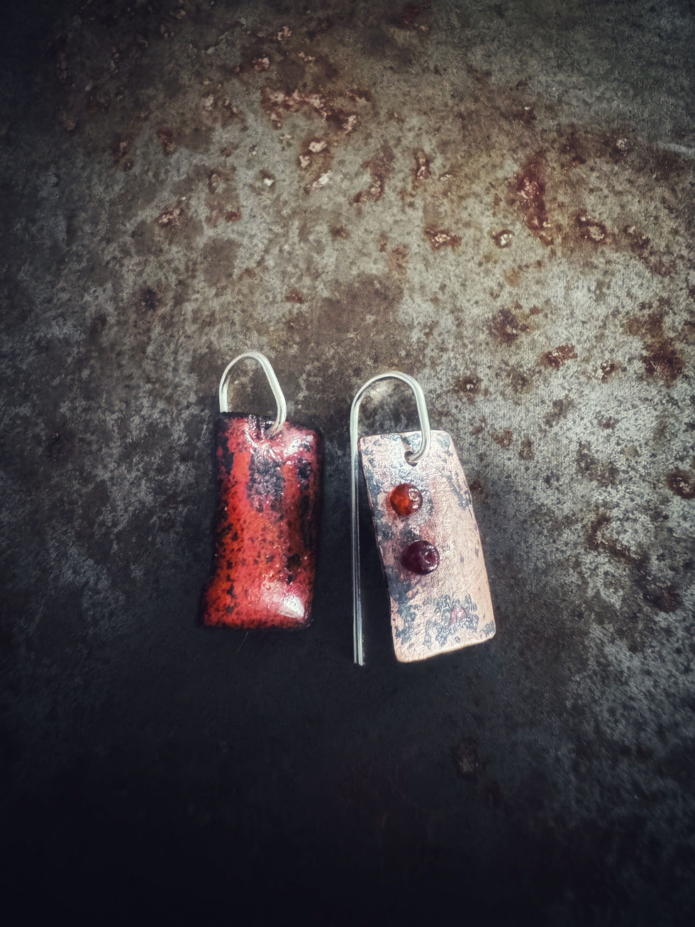 Boucles d'oreilles émaux sur cuivre
Or ou Argent
Emaux Emoi Jura