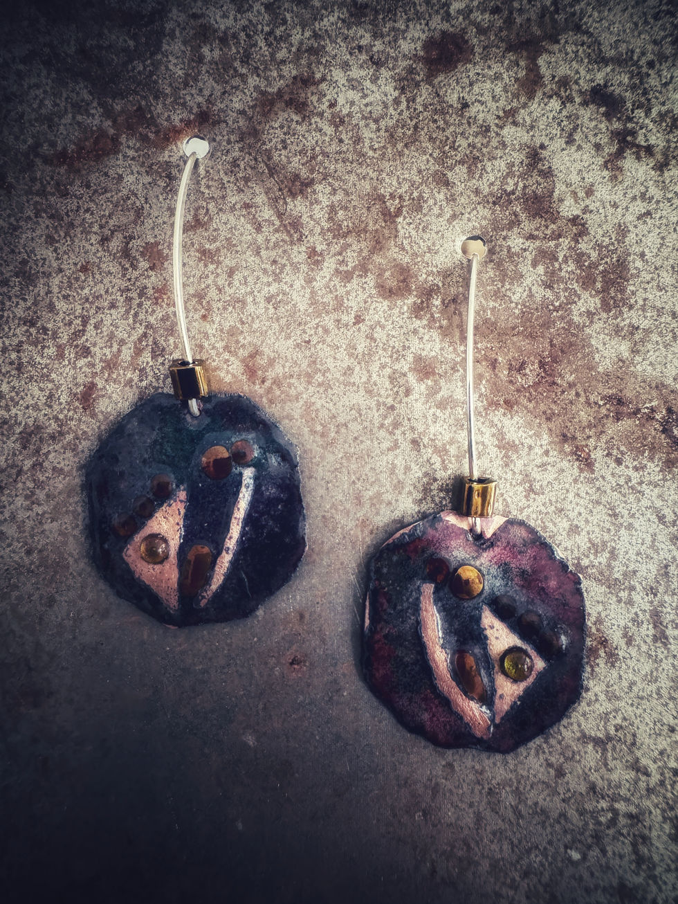 Boucles d'oreilles émaux sur cuivre
Or ou Argent
Emaux Emoi Jura
