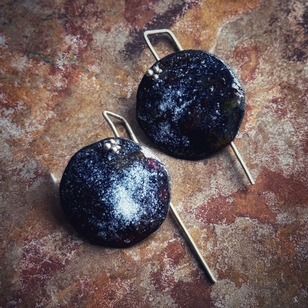 Boucles d'oreilles émaux sur cuivre
Or ou Argent
Emaux Emoi Jura