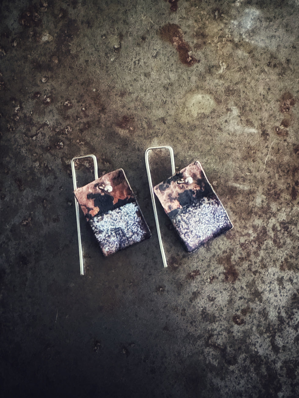Boucles d'oreilles émaux sur cuivre
Or ou Argent
Emaux Emoi Jura