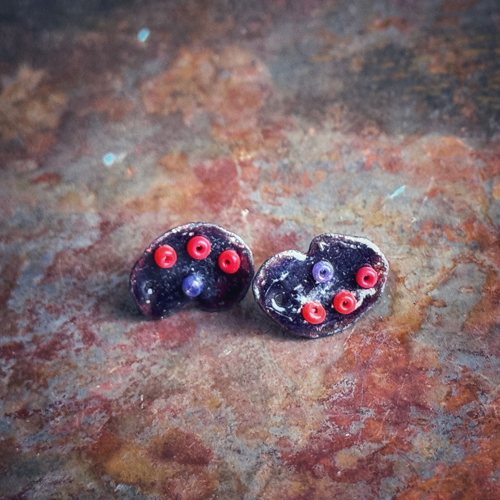 Boucles d'oreilles émaux sur cuivre
Or ou Argent
Emaux Emoi Jura