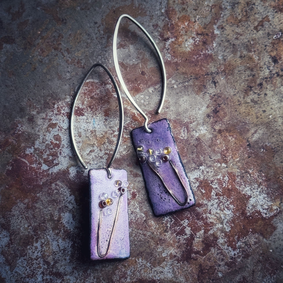 Boucles d'oreilles émaux sur cuivre
Or ou Argent
Emaux Emoi Jura