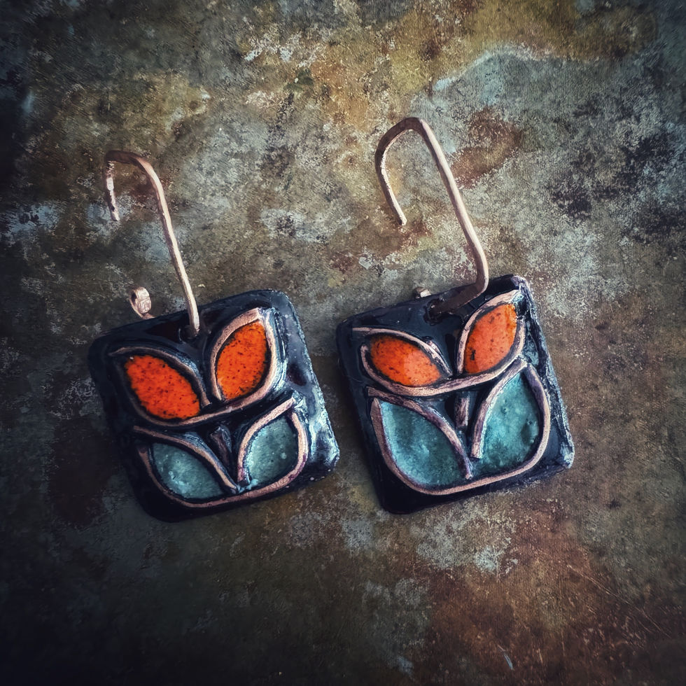 Boucles d'oreilles émaux sur cuivre
Or ou Argent
Emaux Emoi Jura