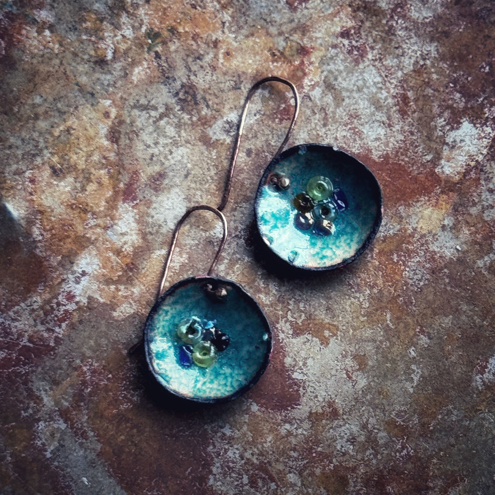 Boucles d'oreilles émaux sur cuivre
Or ou Argent
Emaux Emoi Jura