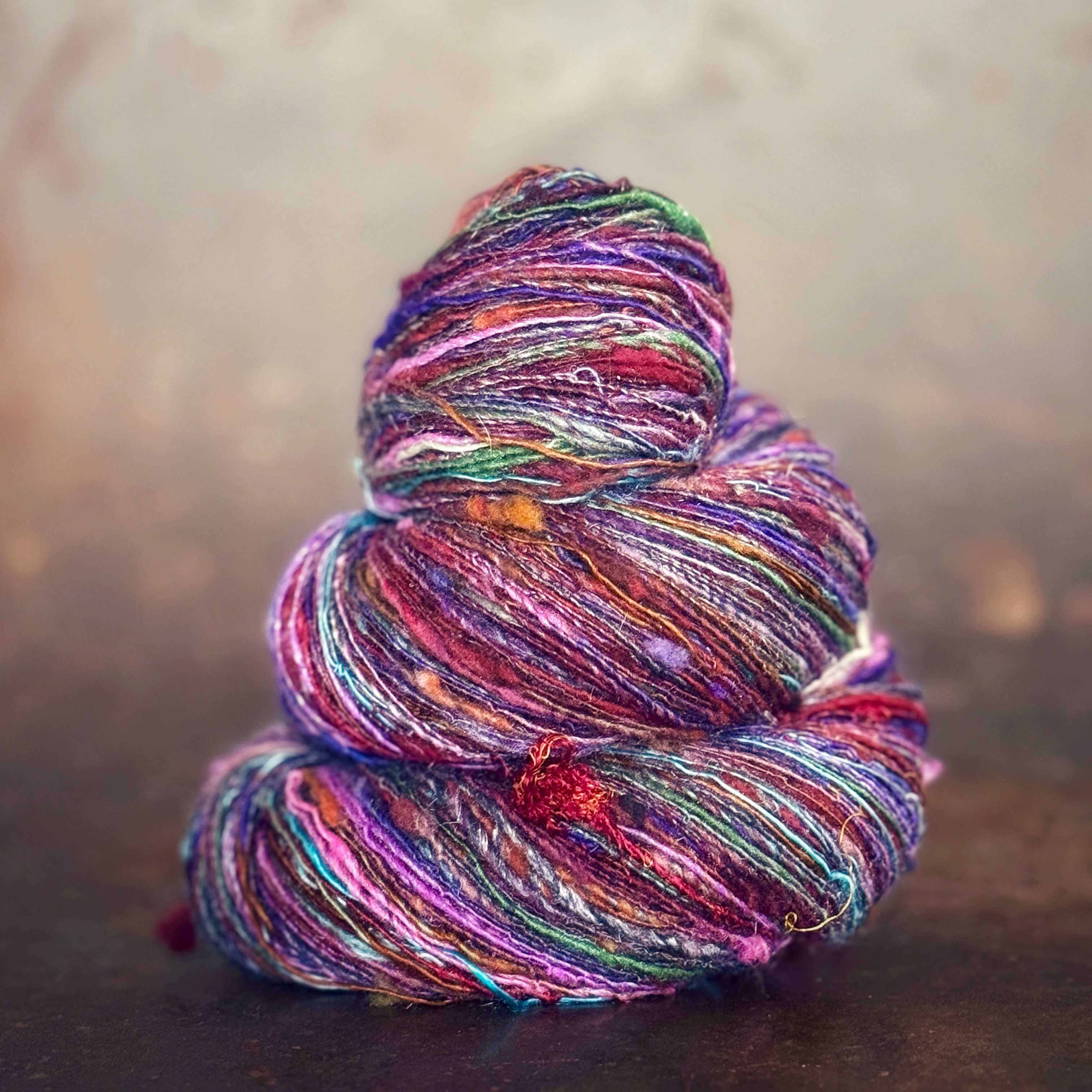 Fil artisanal lace multicolore – Lys Électrique – écheveau dentelle vibrant et unique