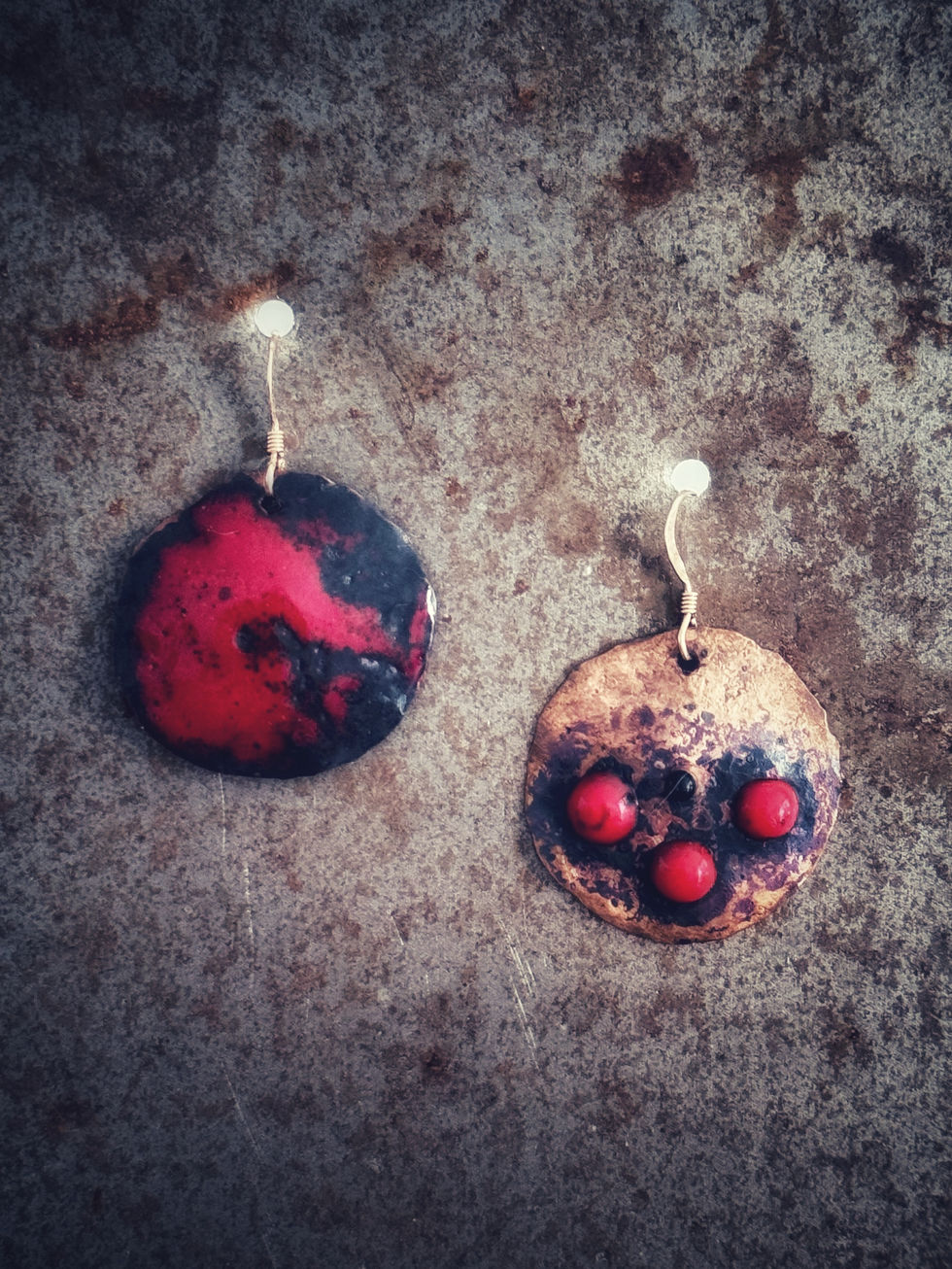 Boucles d'oreilles émaux sur cuivre
Or ou Argent
Emaux Emoi Jura