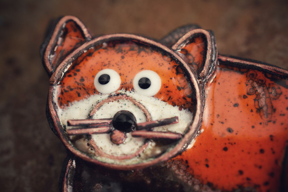 Miniature : Pema — Broche panda roux en cuivre émaillé - Le Bestiaire